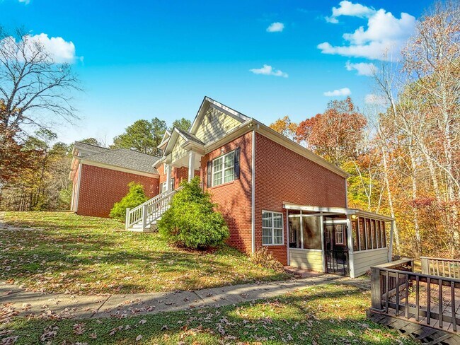 Building Photo - 4 BR 3 BA Gem in Arthur Hills!