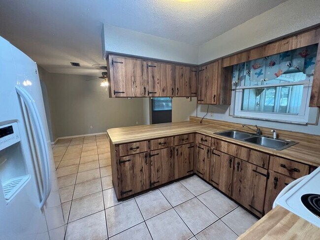 Building Photo - 2904 Sabal Palm Dr