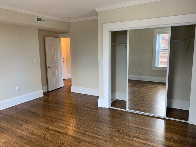 Building Photo - 19 Short St