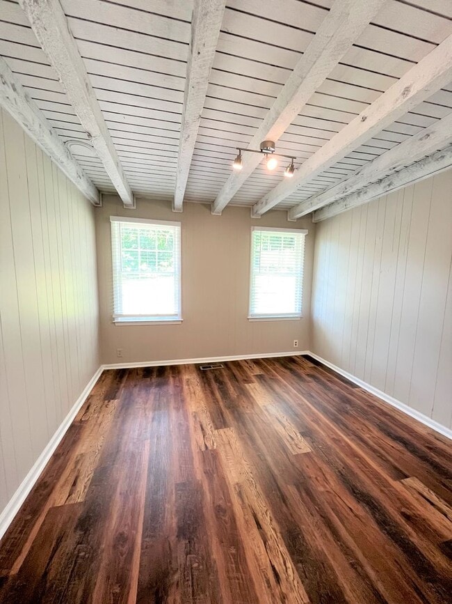 Building Photo - 204 SE Lakewood Dr