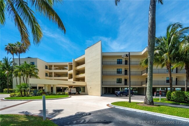 Building Photo - 221 NE Plantation Rd