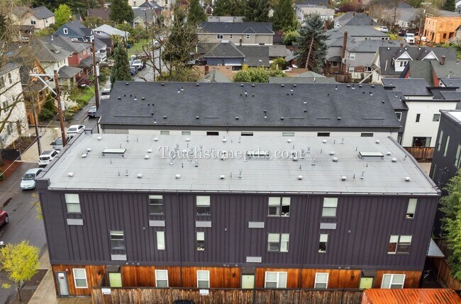 Foto del edificio - $500 OFF OF RENT! - Contemporary 2 Bedroom, 1.5 Bathroom Apartment, Northeast Portland