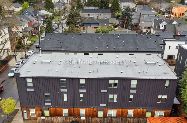 Building Photo - Ground-Level Modern Apartment at Bradley Commons!