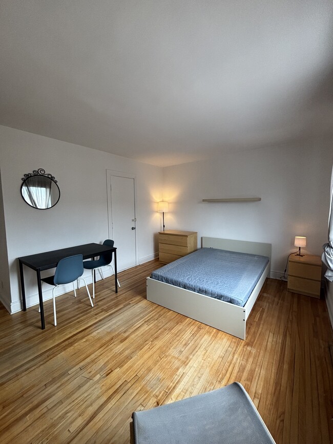 Building Photo - 1820 Rosemont