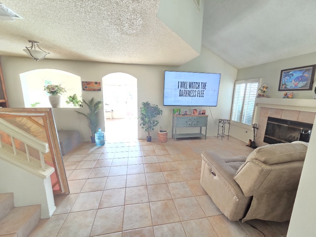 Building Photo - 740 Edgewater Dr