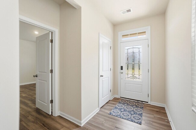 Building Photo - Luxury End-Unit Townhome in Desirable Chateau Community