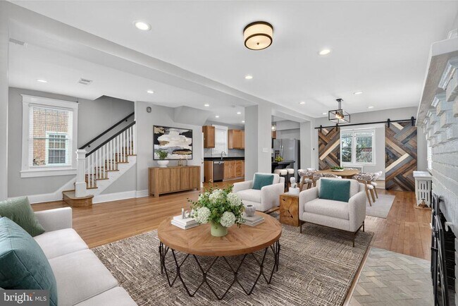 Foto del edificio - 7903 Woodbury Dr