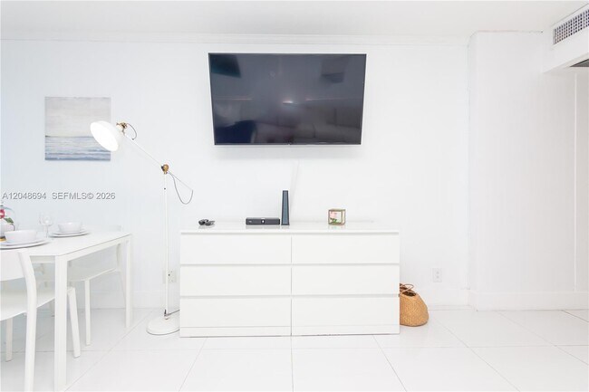 Foto del edificio - 5445 Collins Ave
