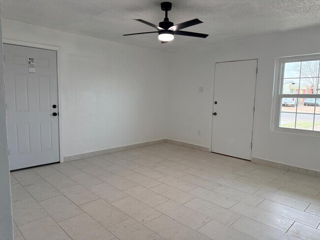 Foto del edificio - 1910 E California Ave