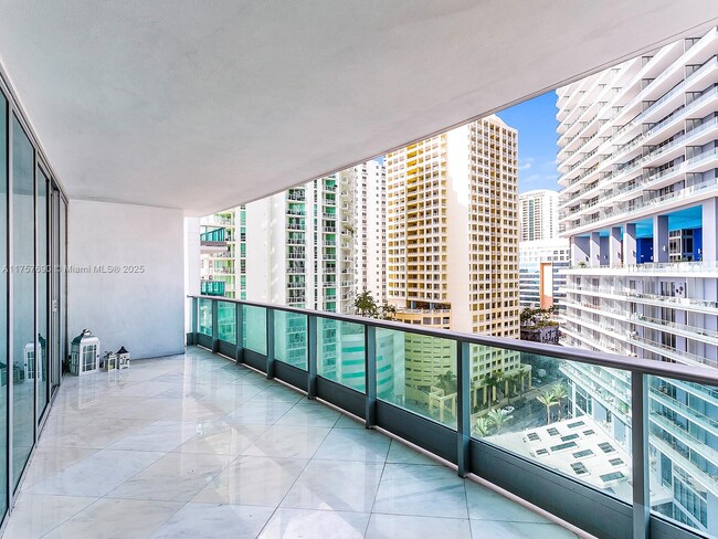 Foto del edificio - 1331 Brickell Bay Dr
