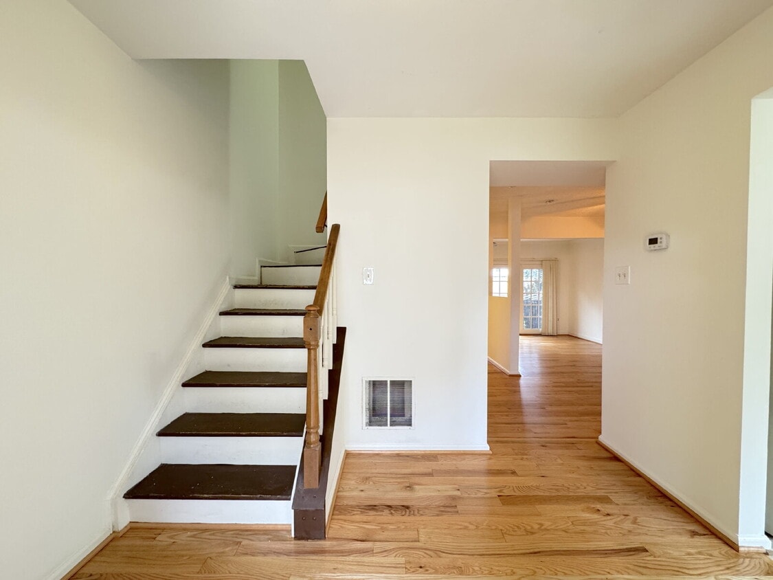 Foto principal - Inviting Townhome with Abundant Space & Co...