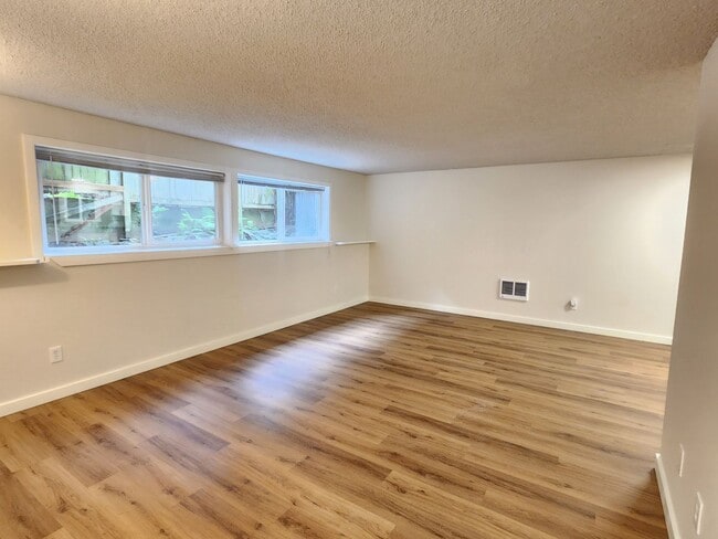 Building Photo - Spacious and Modern 1 Bedroom Located near...