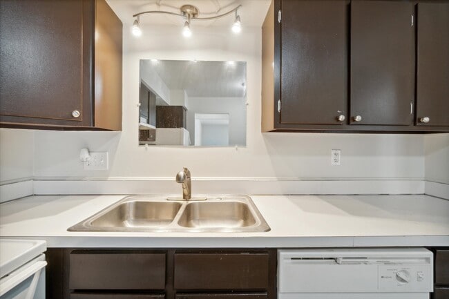 Foto del edificio - Country Club Park Apartments (320 S. Drake LLC)