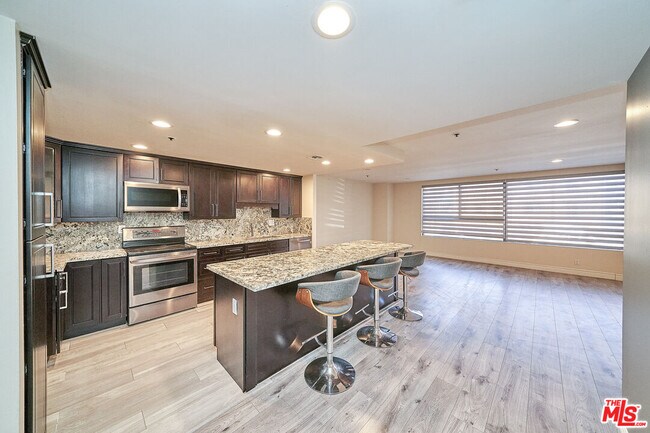 Building Photo - 727 S Ardmore Ave