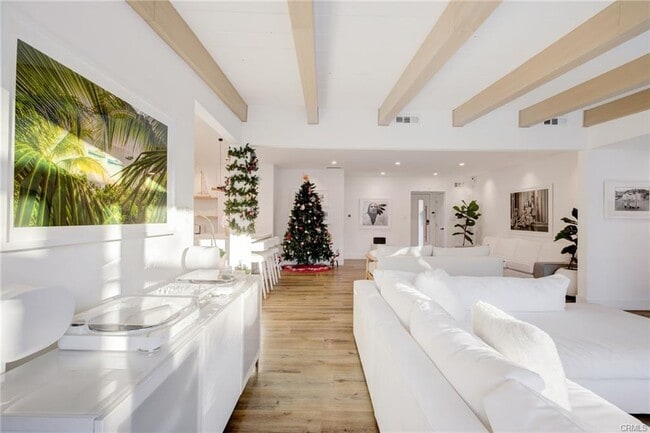 Foto del edificio - 8161 Encino Ave