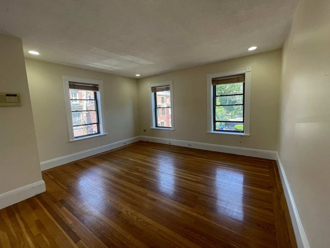 Spacious 3-Bed Brownstone w/ Parking & Mod... - Renovated 2-Bed in Prime Coolidge Corner L...