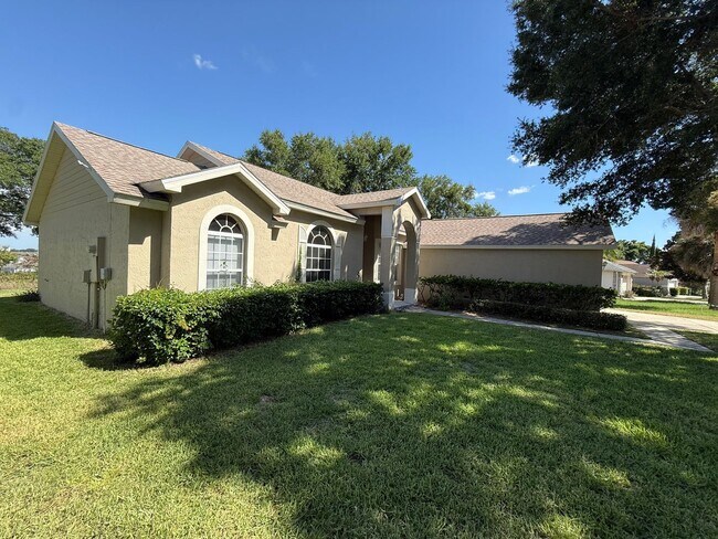 Foto del edificio - BEAUTIFUL 3 BEDROOMS, 2 BATHS SINGLE FAMILY HOME IN GATED COMMUNITY.