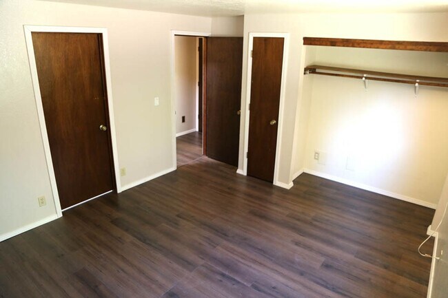 Foto del edificio - Cute 2 bed 1 bath Home 2 Car Garage Office