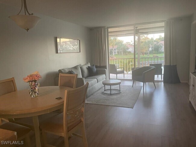 Foto del edificio - 200 Forest Lakes Blvd
