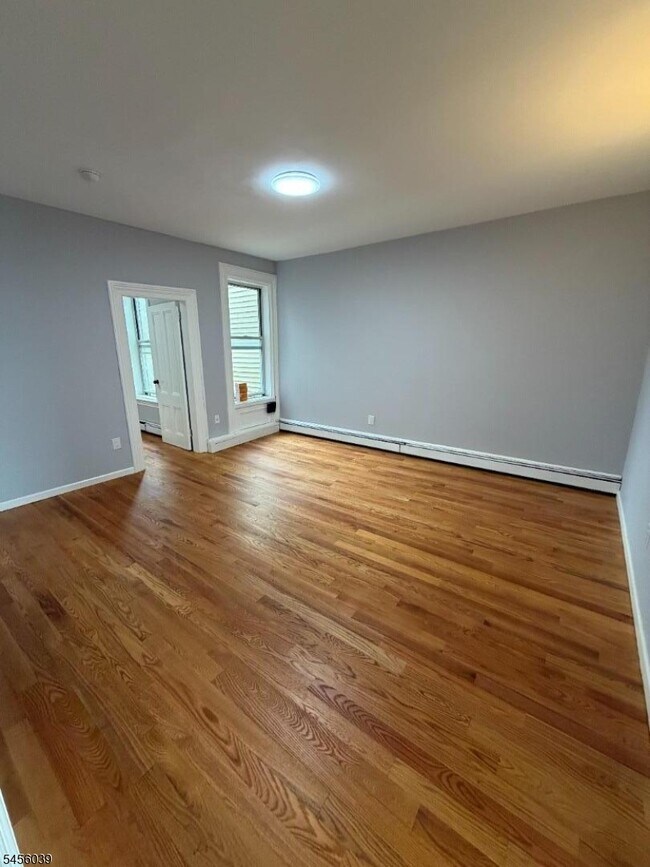 Building Photo - 407 Main St