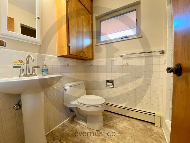 Building Photo - Charming 3-Bedroom Home in Tranquil Longmo...