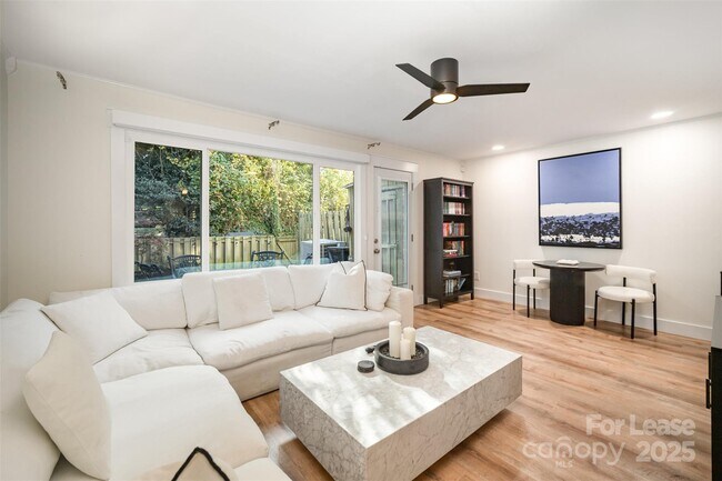 Foto del edificio - 4611 Hedgemore Dr