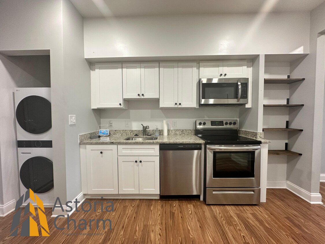 Foto principal - Updated 2 Bedroom 1.5 Bath Home with Deck,...