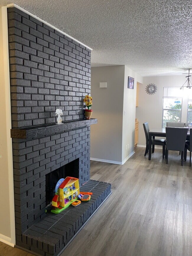 Foto del edificio - "Charming 3-Bed Gem with 2 Bathrooms in Greenwood Village – Your Cozy 1199 Sq Ft Retreat!"