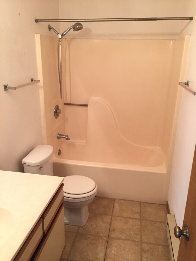 Full tiled bath - 5587 Windy Knoll Dr