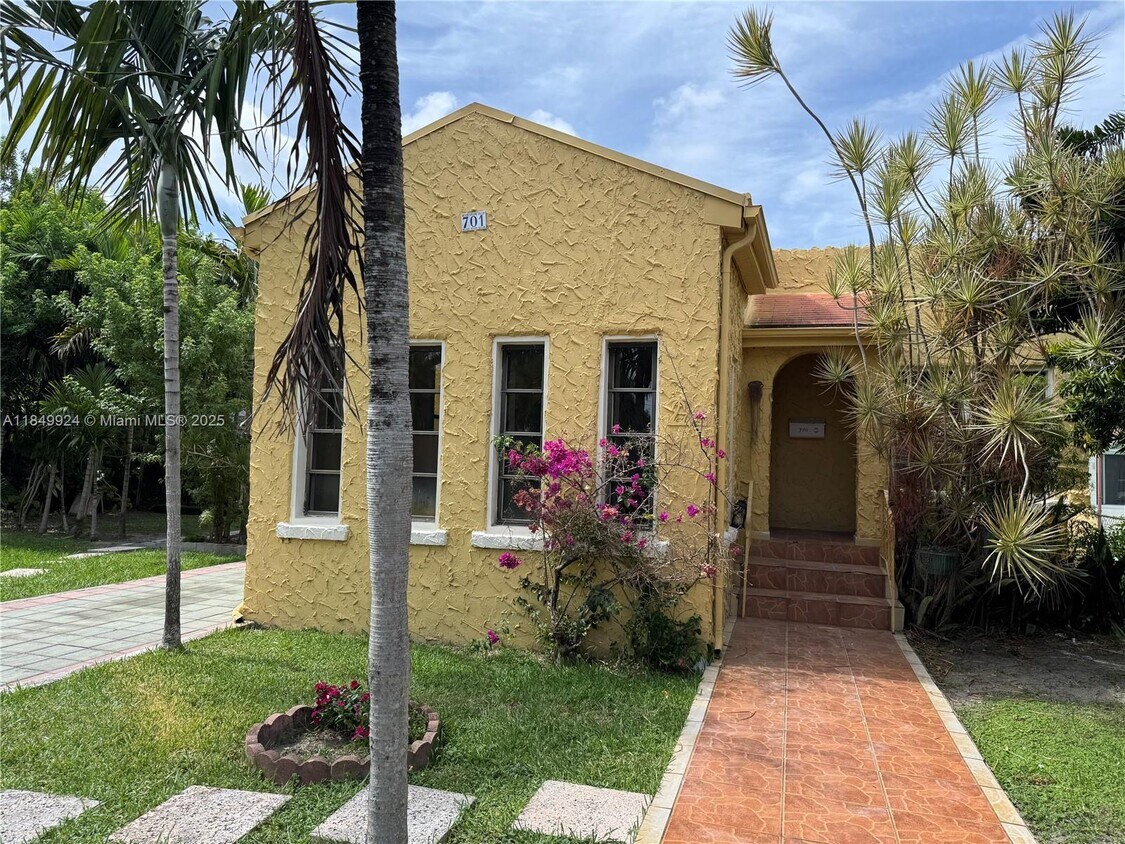 Foto principal - 701 NE 4th Ct.