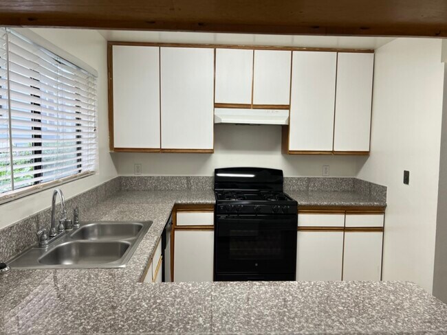 Foto del edificio - 550 West Stocker Street Apartments