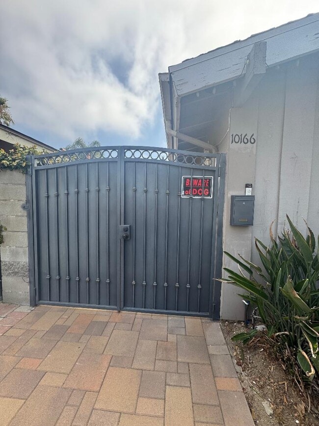 Foto del edificio - 10166 Petit Ave