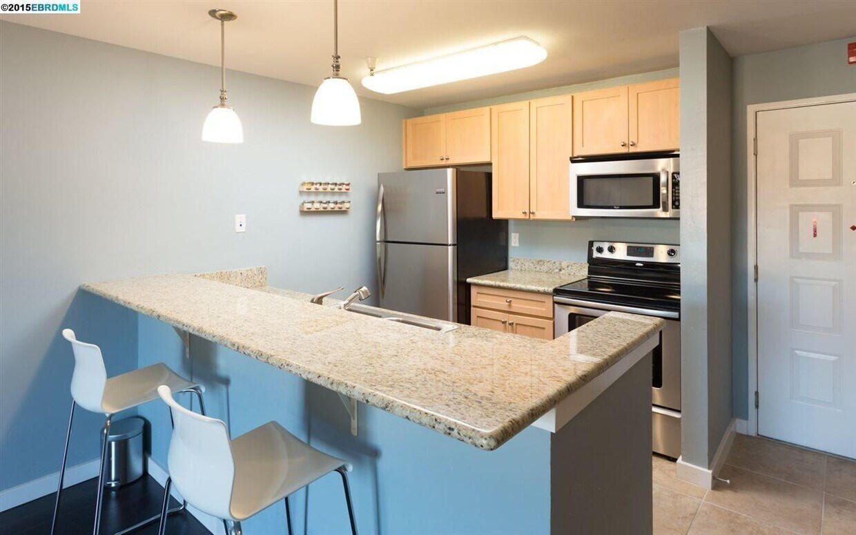 Foto principal - Lovely and updated top floor 1/1 condo wit...
