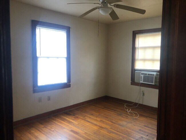 Building Photo - Walk to LSU! 2 BR 1 bath
