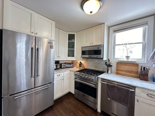 Foto del edificio - 643 W Belmont Ave