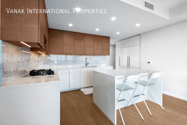 Building Photo - Luxury 2 Bed + Den Corner Home on the 52nd Floor at Gilmore Place