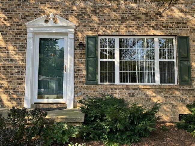 Building Photo - Immaculate Stonewall Heights Townhome!