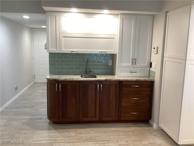 Foto del edificio - 5565 Trailwinds Dr