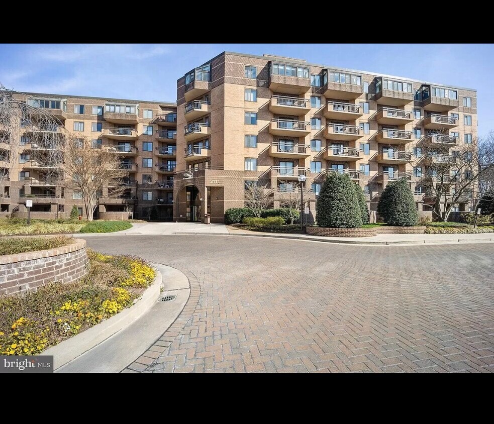 Front building circle drive - 2111 Wisconsin Ave NW