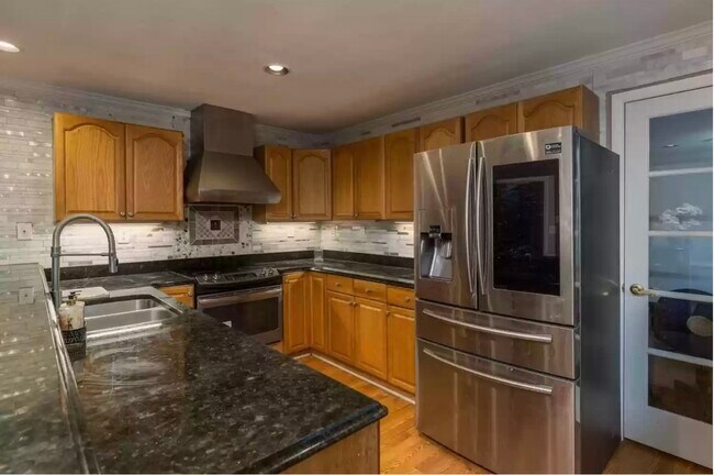 Foto del edificio - 1033 N Claremont Dr