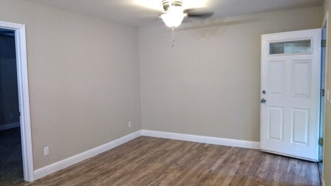 Building Photo - Nicely updated 1 bedroom apartment