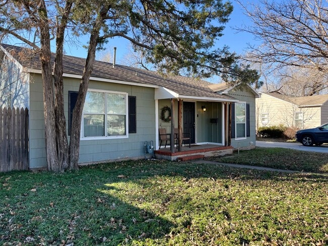 Building Photo - Prelease for Fall 2024! Sharp Three Bedroo...