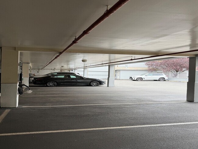 Building Photo - 3112 Emmons Ave