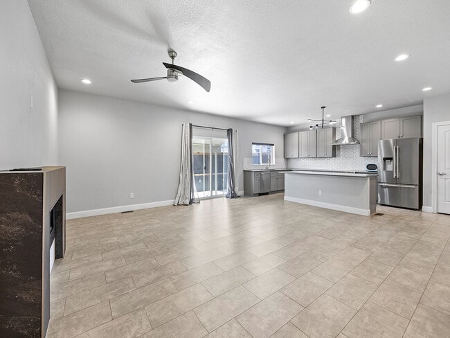 Foto del edificio - 4-Bedroom Townhome with Finished Basement, Garage & Private Outdoor Space