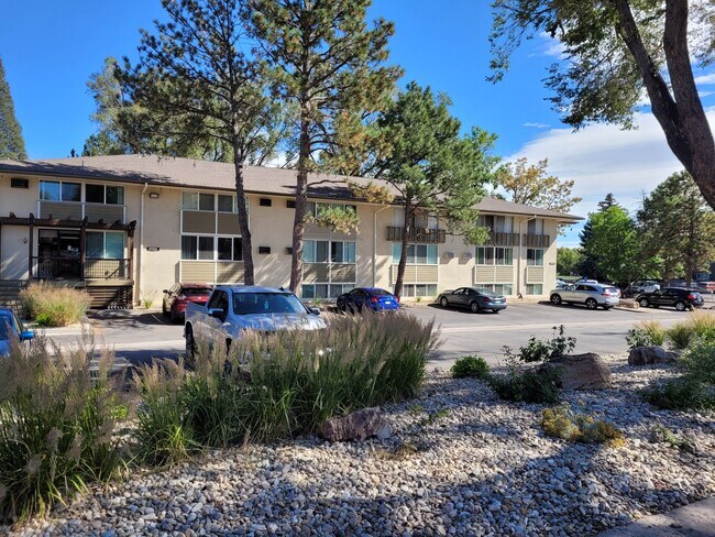 Building Photo - 805 S Circle Dr