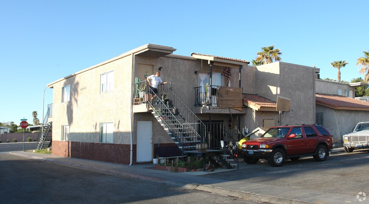 Primary Photo - 4880 W Twain Ave