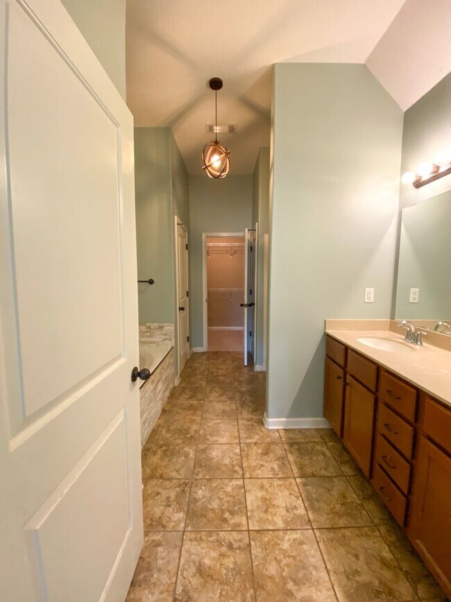 Building Photo - 3 bedroom 2 bath with a Bonus room in Arli...