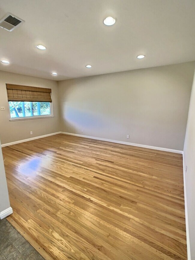 Building Photo - 3 Bedroom House in the 95118