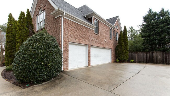 Building Photo - 110 Woodlake Dr