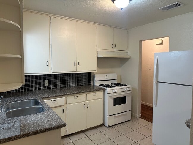 Building Photo - 116 Forest Oaks Ln